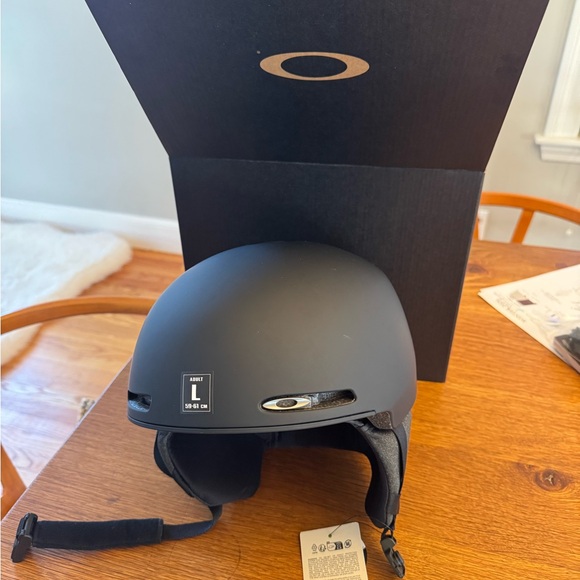 Oakley Black MOD1 Helmet BNWT MIPS - Picture 2 of 4